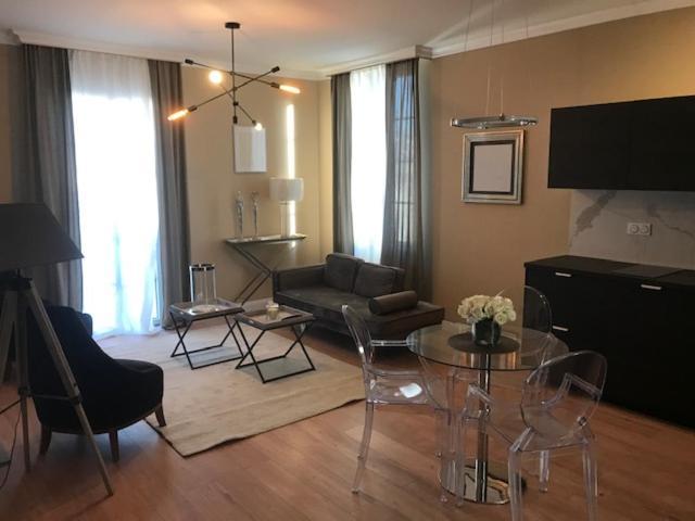 Lazare Maison De Maitre , Appartements De Standing Avec Parking Privatif A Seulement 7 Minutes A Pied Du Centre Historique De Béziers Buitenkant foto